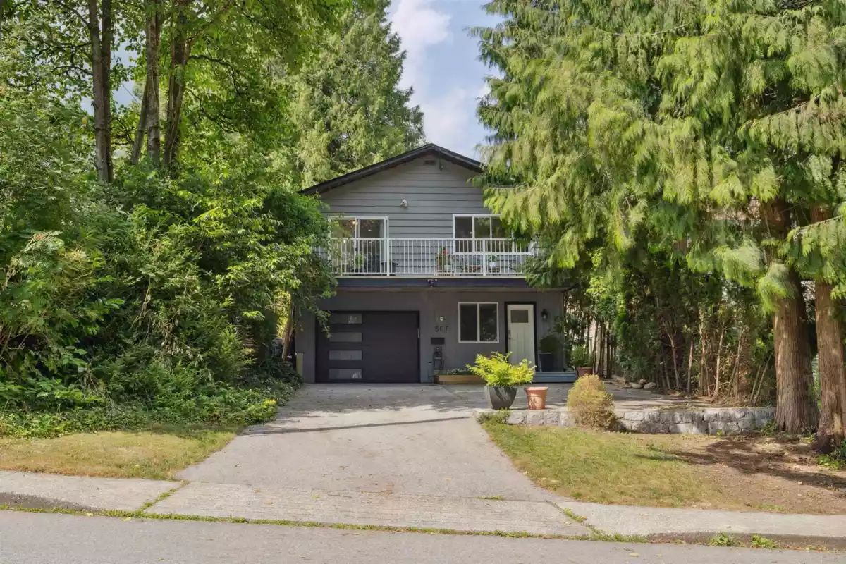Dining Area Photo of 506 E 21st Street, North Vancouver, BC