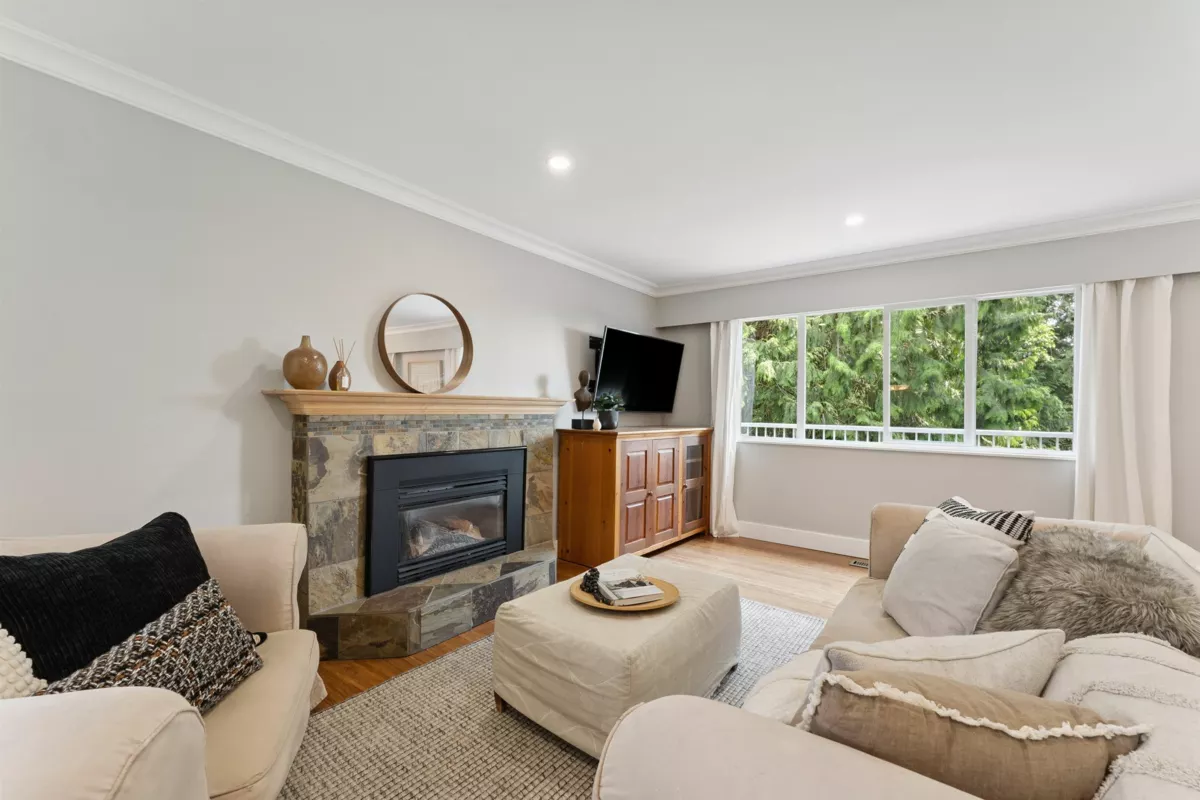 Living Room Photo of 506 E 21st Street, North Vancouver, BC