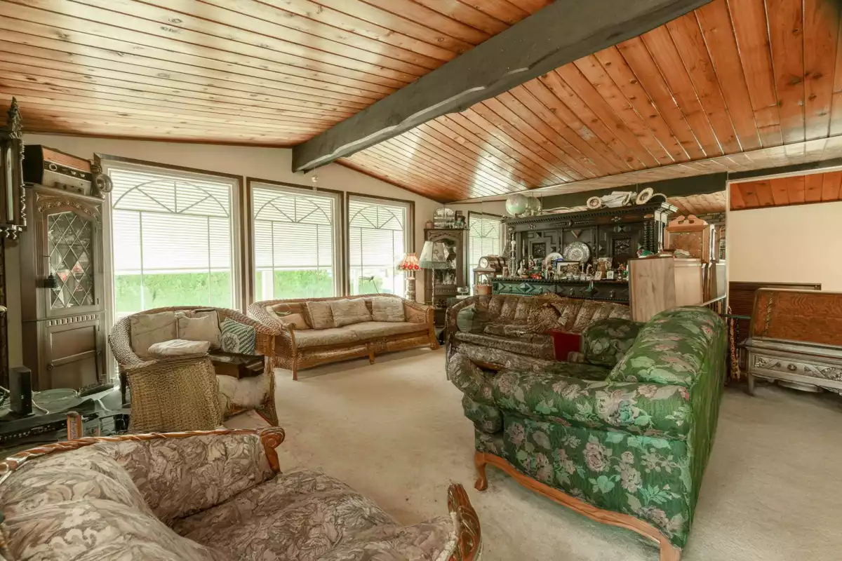 Kitchen Island Photo of 8086 Cedar Street, Mission, BC