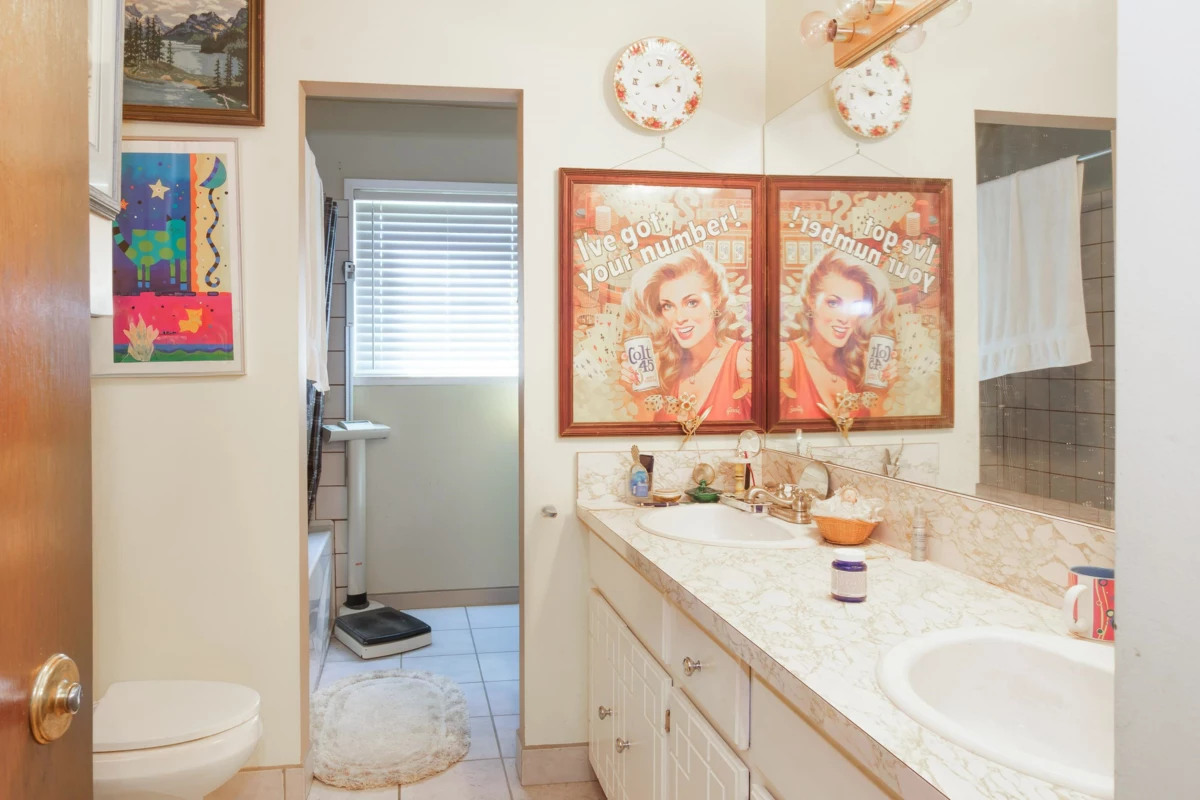 Powder Room Photo of 8086 Cedar Street, Mission, BC