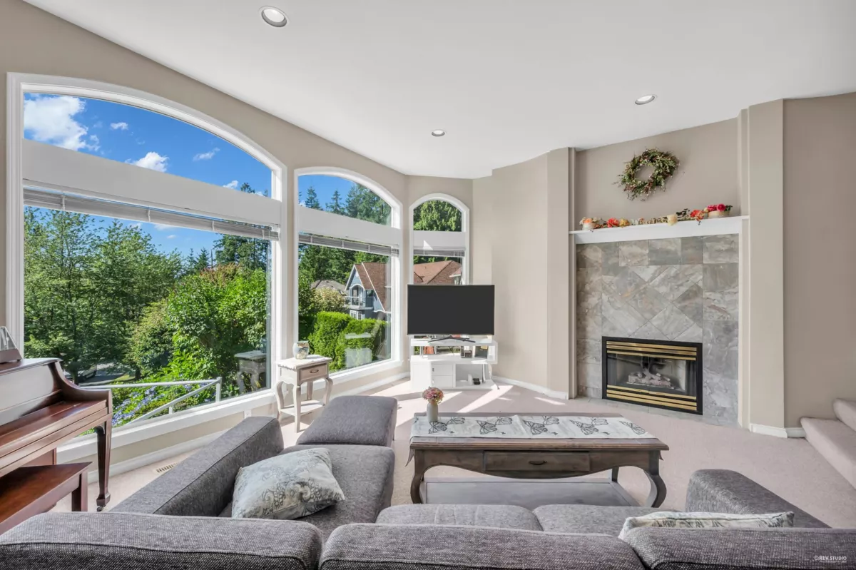 Dining Area Photo of 3945 Braemar Place, North Vancouver, BC