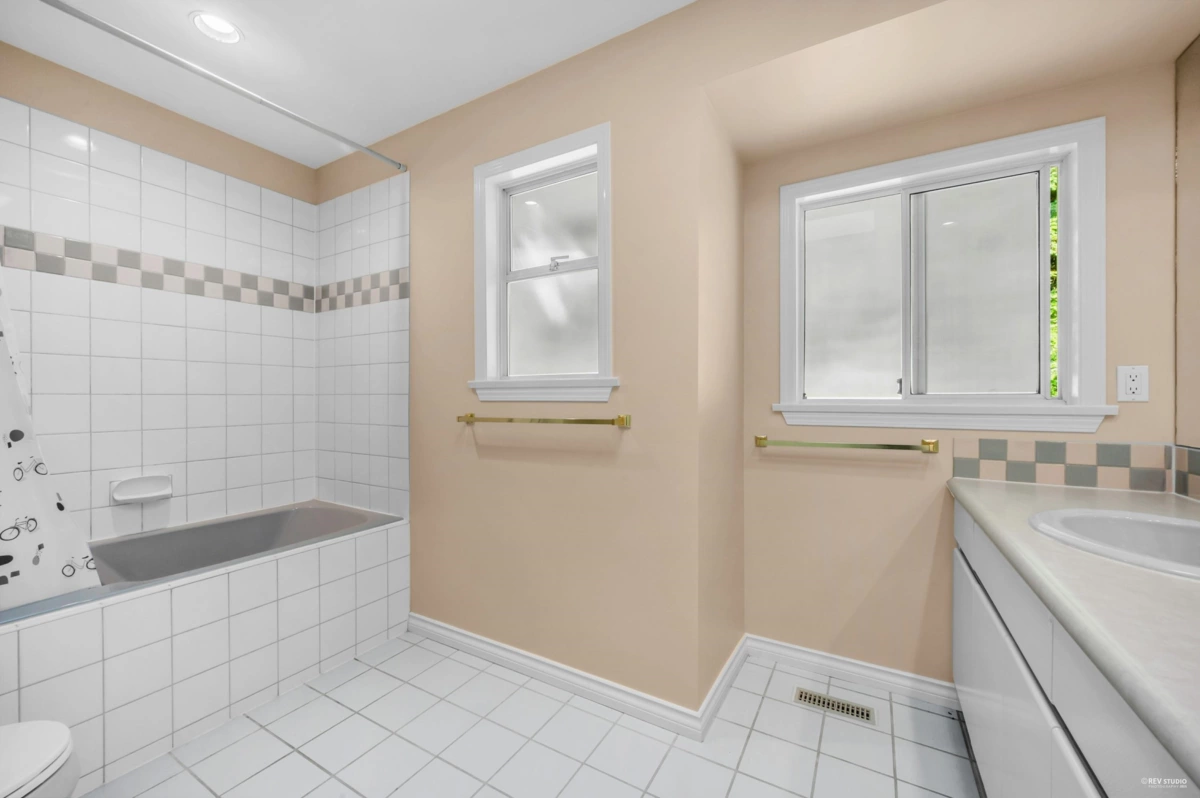 Garage Interior Photo of 3945 Braemar Place, North Vancouver, BC