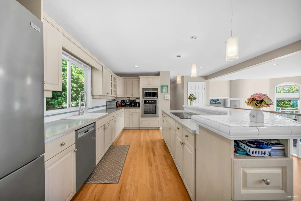 Primary Bathroom Photo of 3945 Braemar Place, North Vancouver, BC