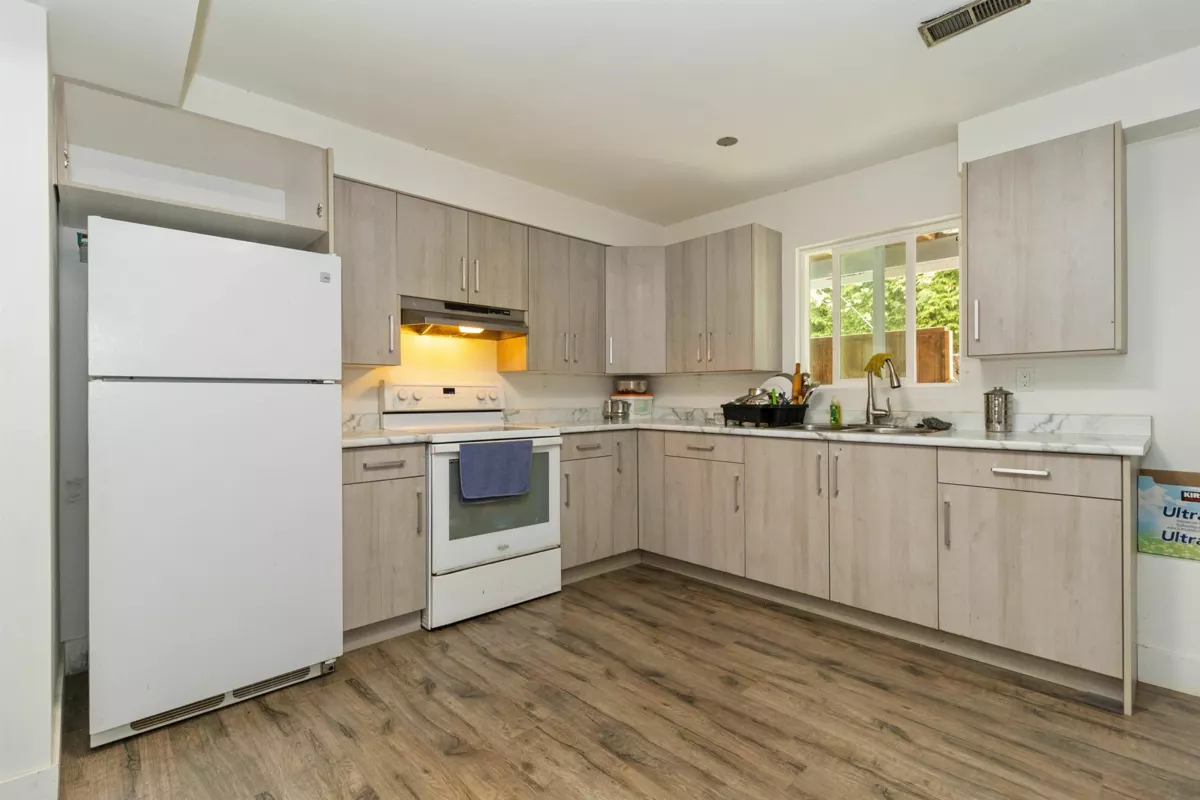 Guest Bathroom Photo of 2277 Rainier Street, Abbotsford, BC