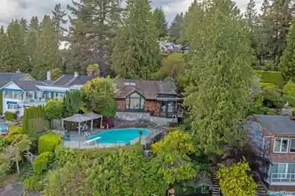 Family Room Photo of 4541 Stonehaven Avenue, North Vancouver, BC
