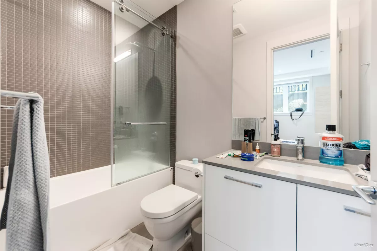 Swimming Pool Photo of 1041 W 53rd Avenue, Vancouver, BC