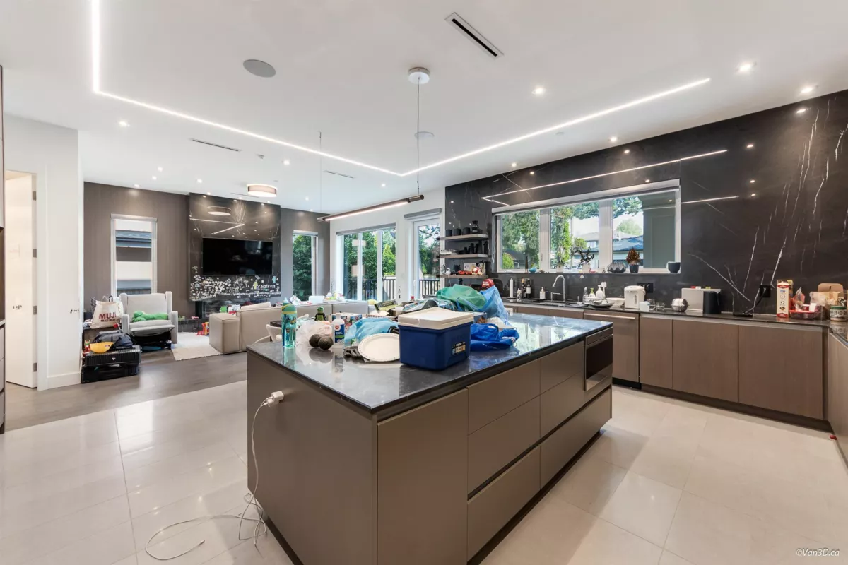 Walk-In Closet Photo of 1041 W 53rd Avenue, Vancouver, BC