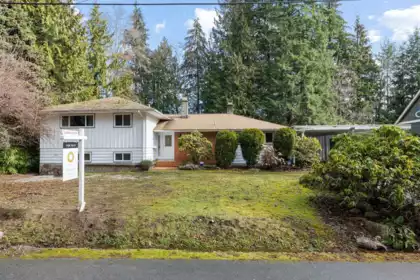 350 St James Crescent, West Vancouver, BC, West Vancouver — Single Family Residence for sale