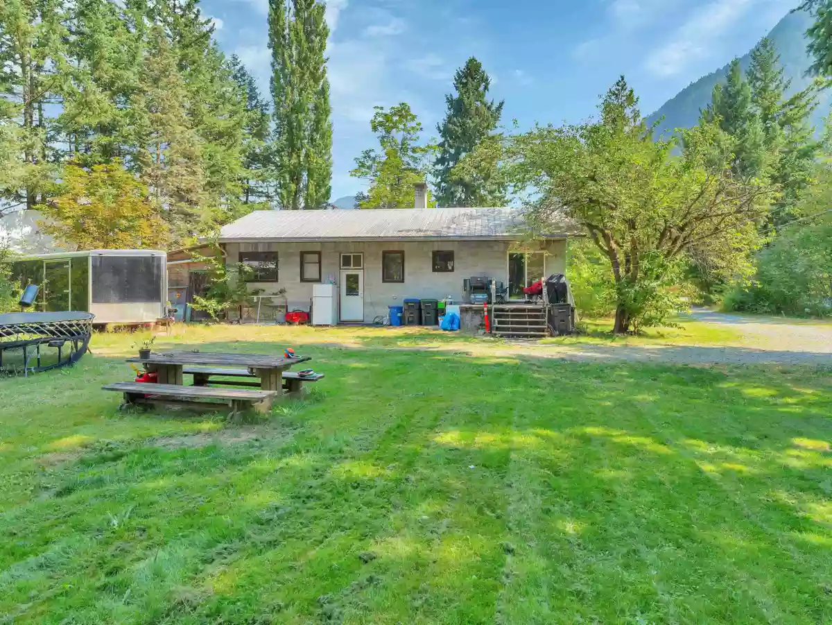 Dining Area Photo of 20107 Beacon Road, Hope, BC