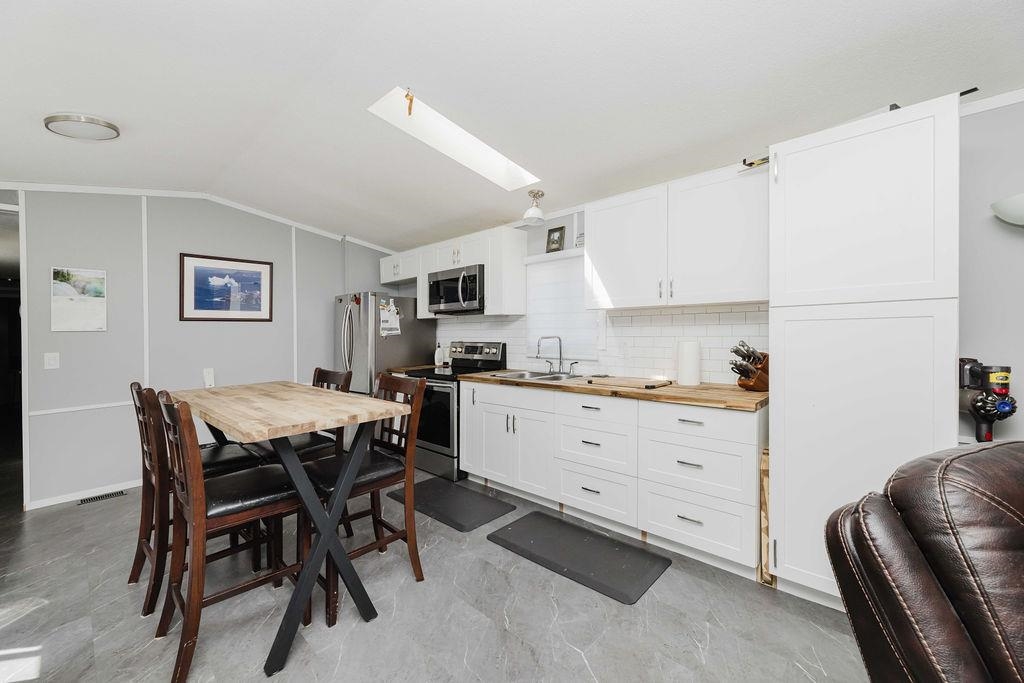 Dining Area Photo of 69 1413 Sunshine Coast Highway, Gibsons, BC