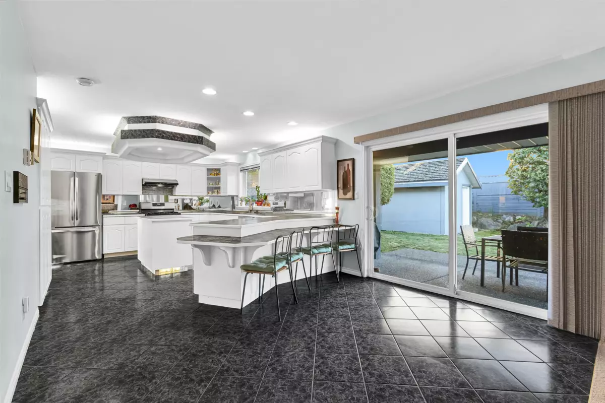 Kitchen Island Photo of 7880 154 Street, Surrey, BC