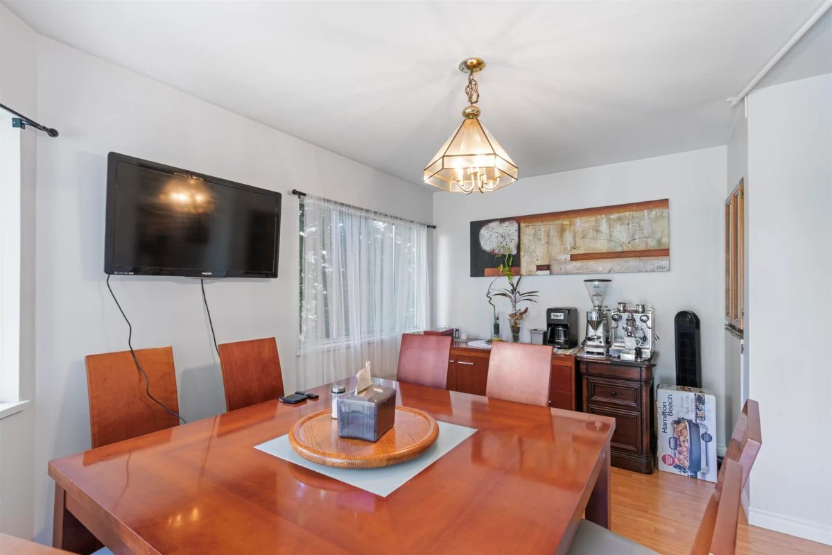 Kitchen Island Photo of 332 St. Patricks Avenue, North Vancouver, BC