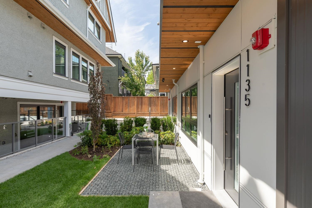 Entry Foyer Photo of 1135 W 33rd Avenue, Vancouver, BC