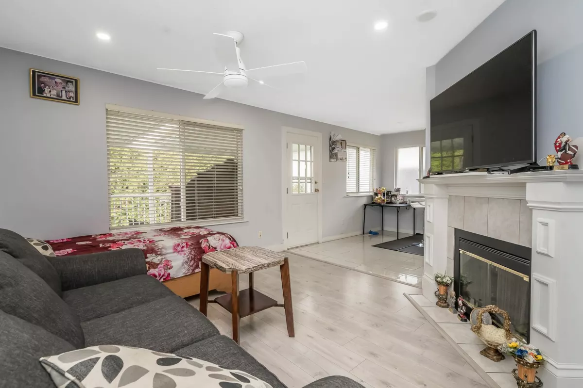 Guest Bathroom Photo of 30971 Brookdale Court, Abbotsford, BC