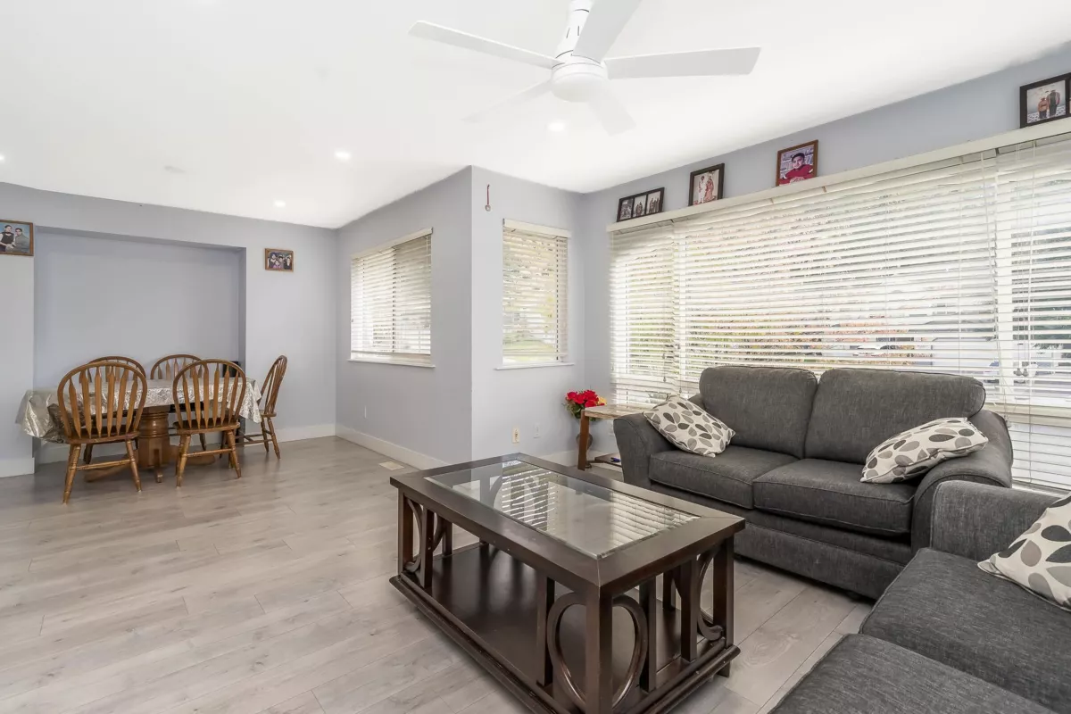 Kitchen Island Photo of 30971 Brookdale Court, Abbotsford, BC