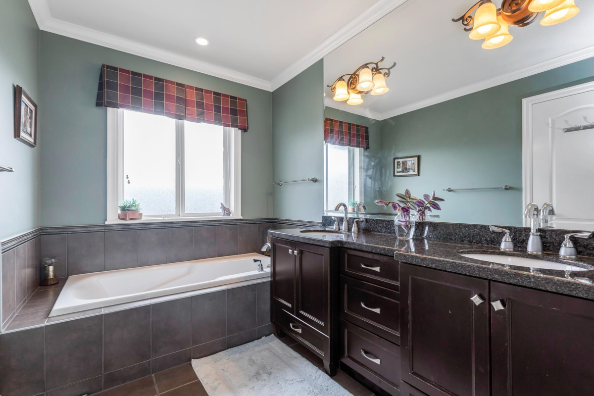 Entry Foyer Photo of 35566 Jade Drive, Abbotsford, BC