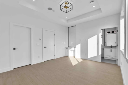 Entry Foyer Photo of 102 16633 18a Avenue, Surrey, BC
