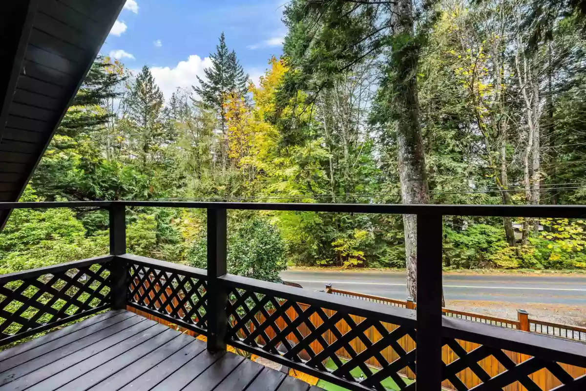 Entry Foyer Photo of 6326 Rockwell Drive, Harrison Hot Springs, BC