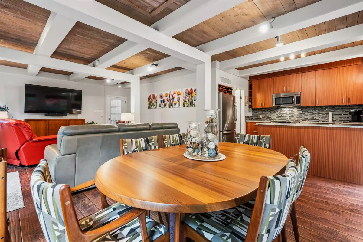 Kitchen Island Photo of 6326 Rockwell Drive, Harrison Hot Springs, BC