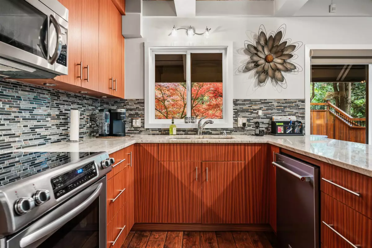 Primary Bathroom Photo of 6326 Rockwell Drive, Harrison Hot Springs, BC
