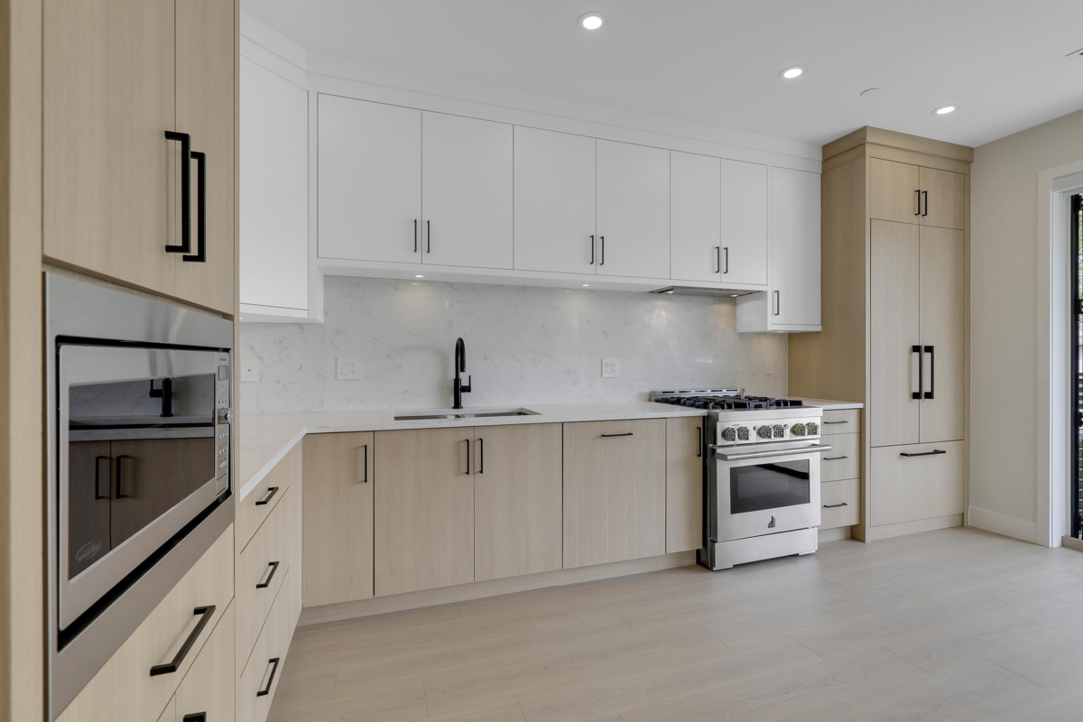 Primary Bathroom Photo of 1 3695 E 26 Avenue, Vancouver, BC