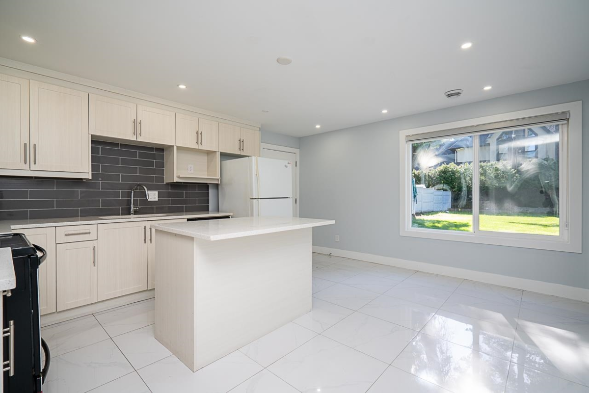 Entry Foyer Photo of 1675 136 Street, Surrey, BC