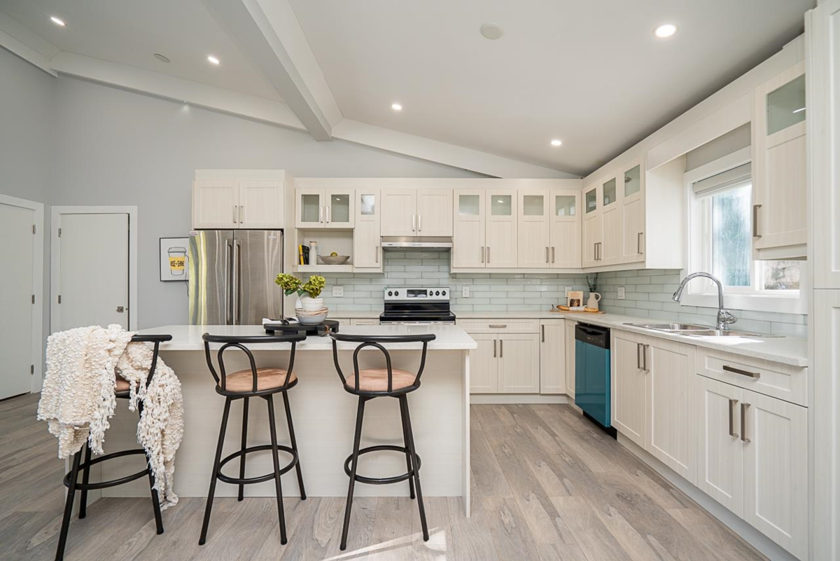 Kitchen Island Photo of 1675 136 Street, Surrey, BC