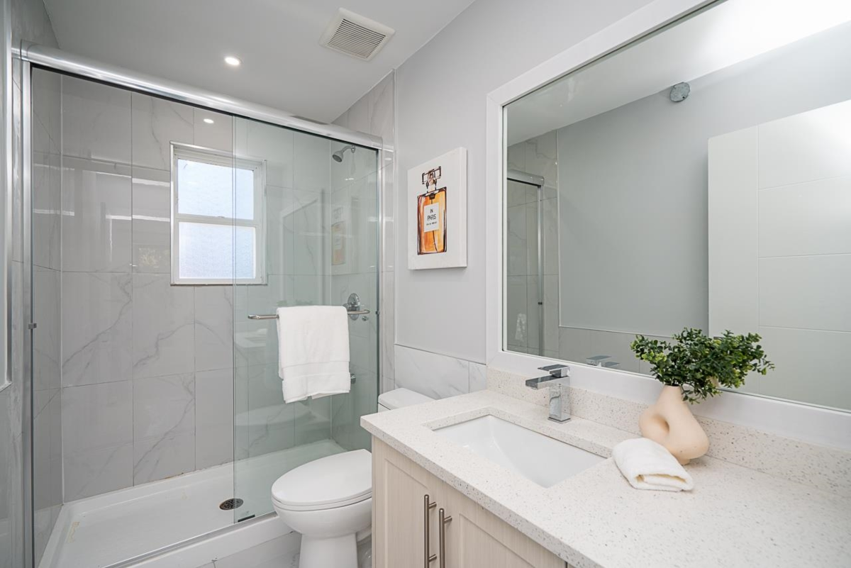 Laundry Room Photo of 1675 136 Street, Surrey, BC