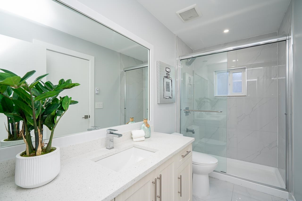 Walk-In Closet Photo of 1675 136 Street, Surrey, BC