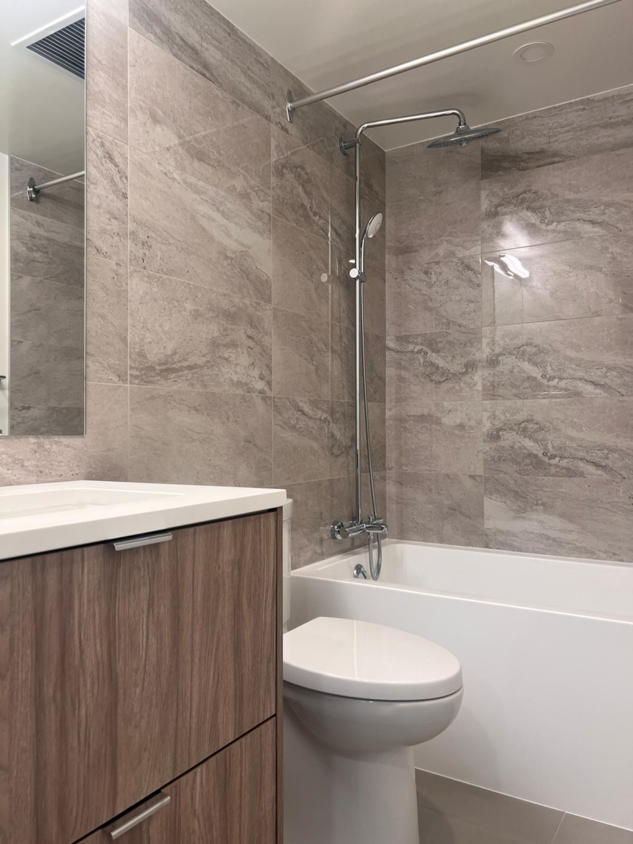 Kitchen Island Photo of 3211 13675 107a Avenue, Surrey, BC