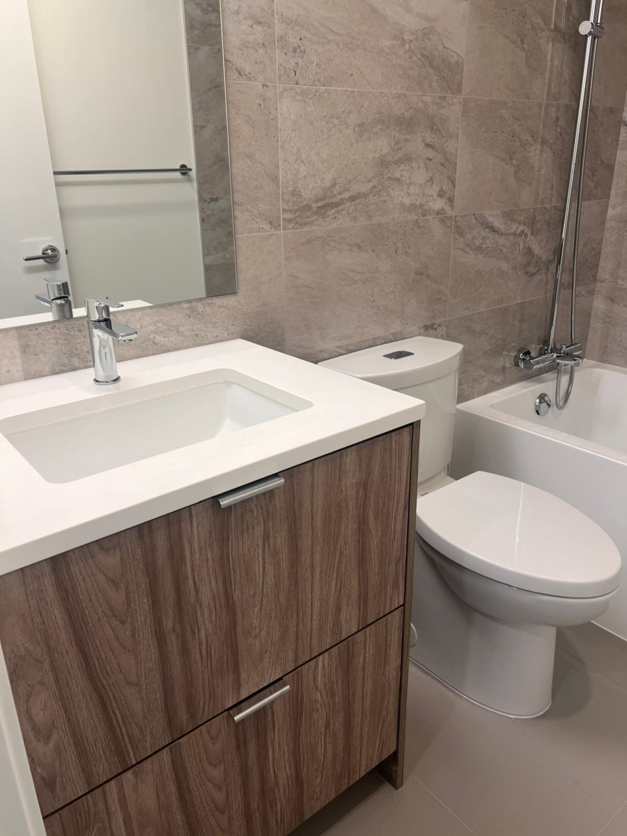 Kitchen Photo of 3211 13675 107a Avenue, Surrey, BC