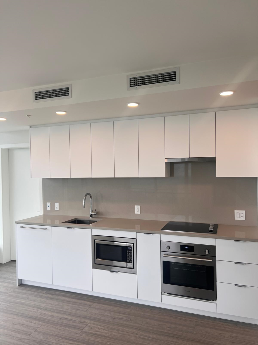 Walk-In Closet Photo of 3211 13675 107a Avenue, Surrey, BC