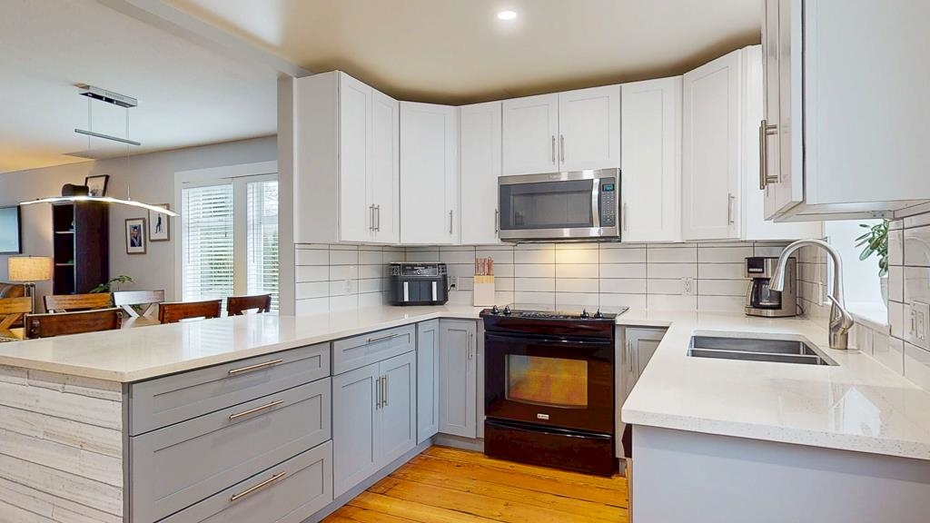Kitchen Island Photo of 5567 Calli Place, Sechelt, BC