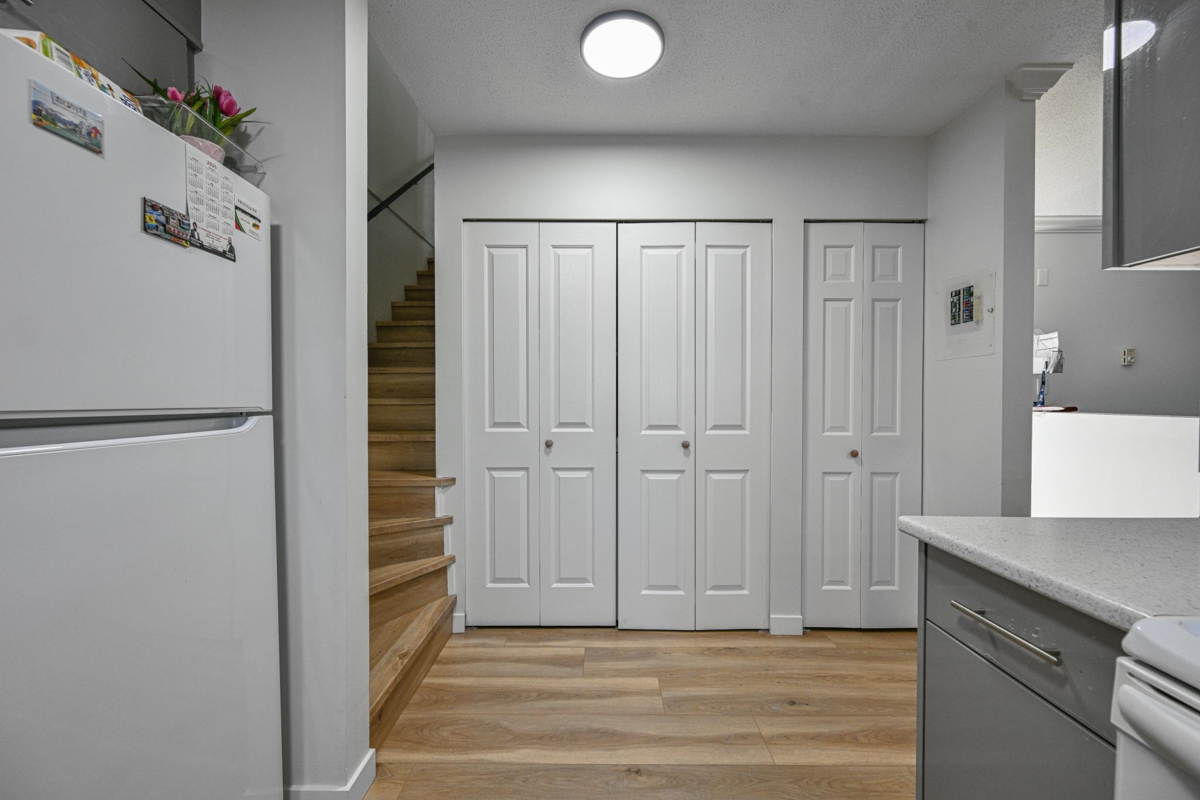 Breakfast Nook Photo of 190 32550 Maclure Road, Abbotsford, BC