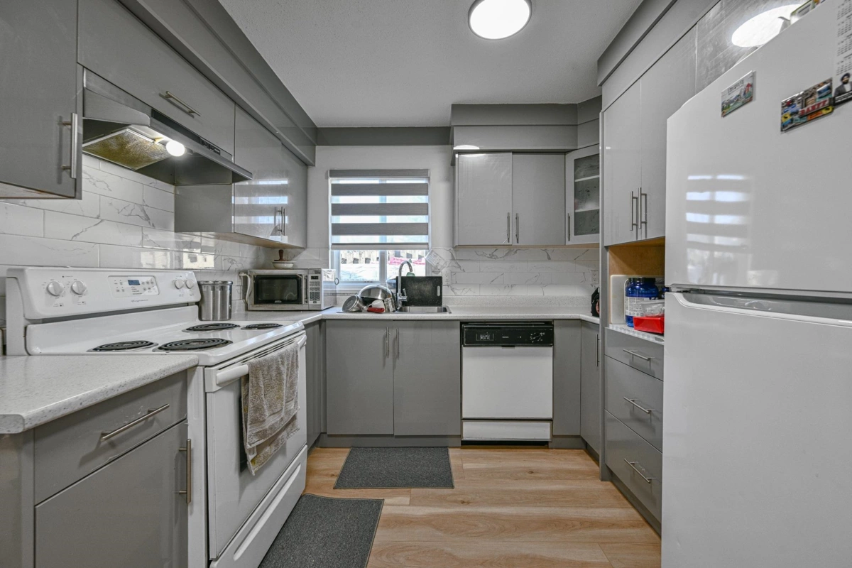 Kitchen Island Photo of 190 32550 Maclure Road, Abbotsford, BC