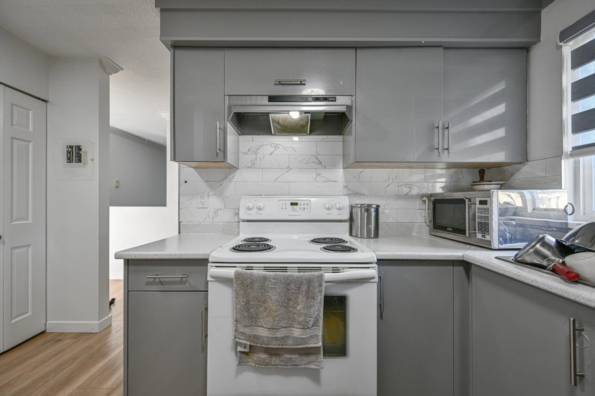 Kitchen Photo of 190 32550 Maclure Road, Abbotsford, BC