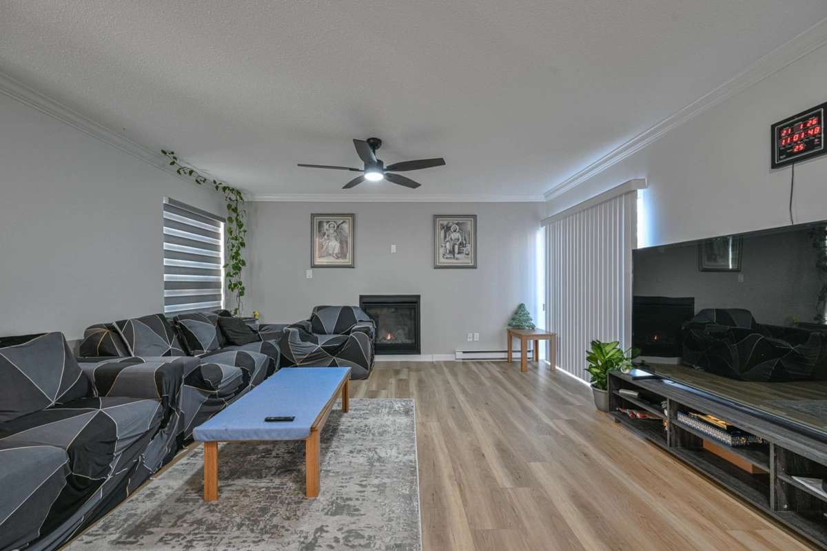 Living Room Photo of 190 32550 Maclure Road, Abbotsford, BC