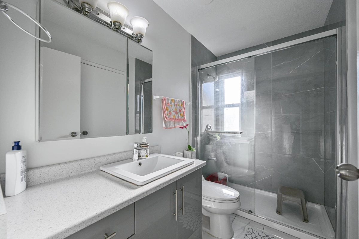 Primary Bathroom Photo of 190 32550 Maclure Road, Abbotsford, BC