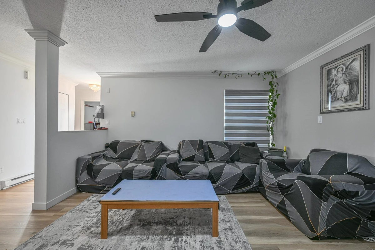 Walk-In Closet Photo of 190 32550 Maclure Road, Abbotsford, BC