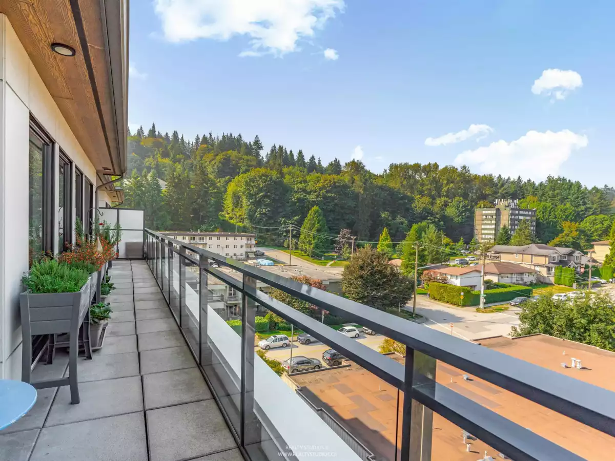 Entry Foyer Photo of 608 3018 St George Street, Port Moody, BC