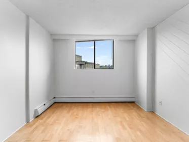 Hallway Photo of 1605 145 St. Georges Avenue, North Vancouver, BC
