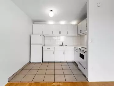 Walk-In Closet Photo of 1605 145 St. Georges Avenue, North Vancouver, BC
