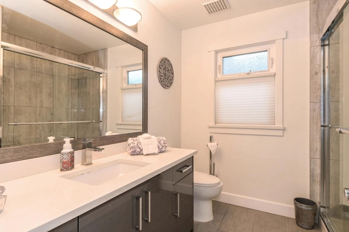 Entry Foyer Photo of 8099 148a Street, Surrey, BC