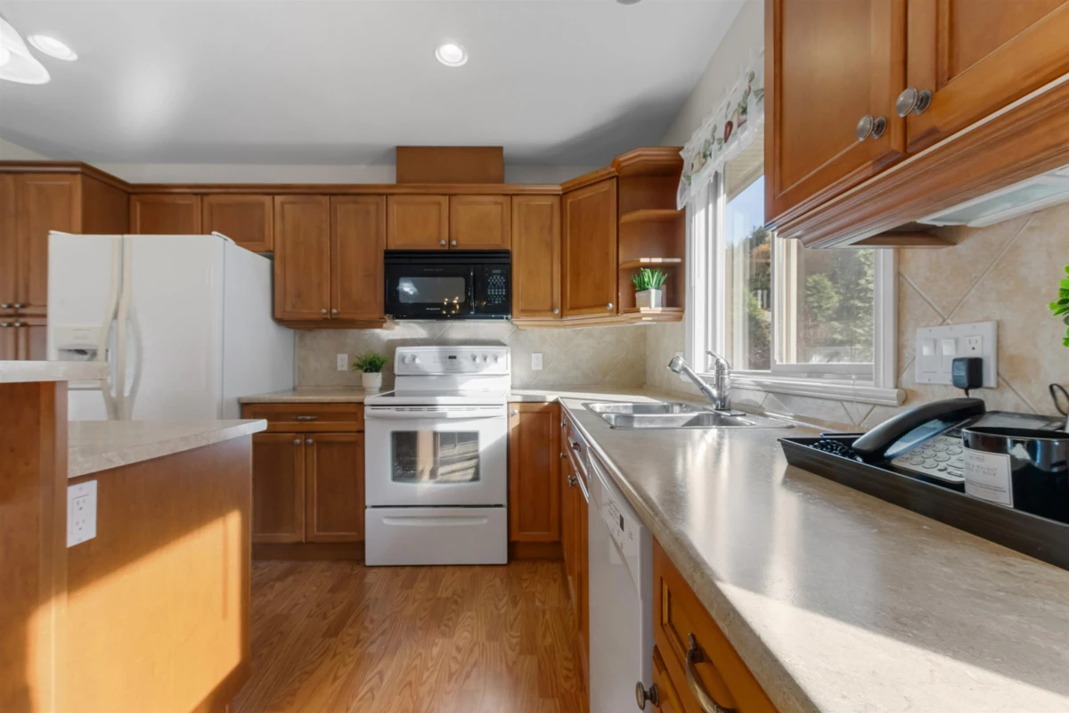 Kitchen Island Photo of 194 46000 Thomas Road, Chilliwack, BC