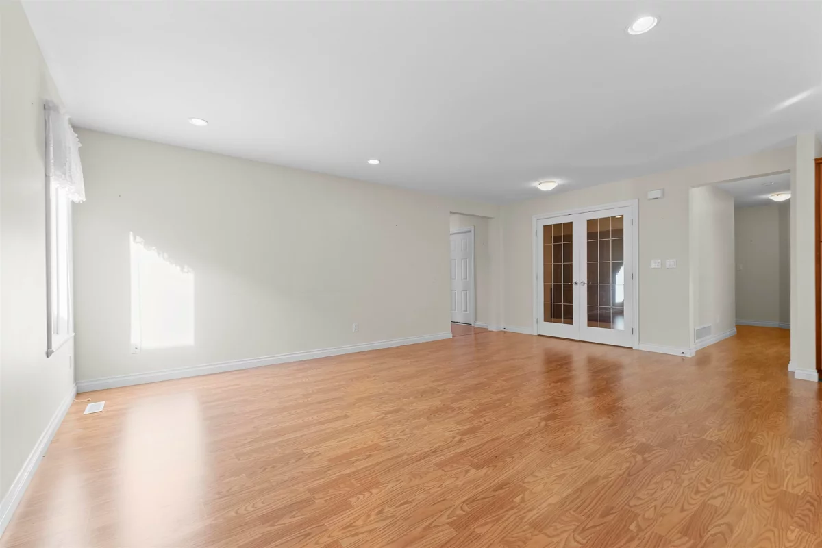 Walk-In Closet Photo of 194 46000 Thomas Road, Chilliwack, BC