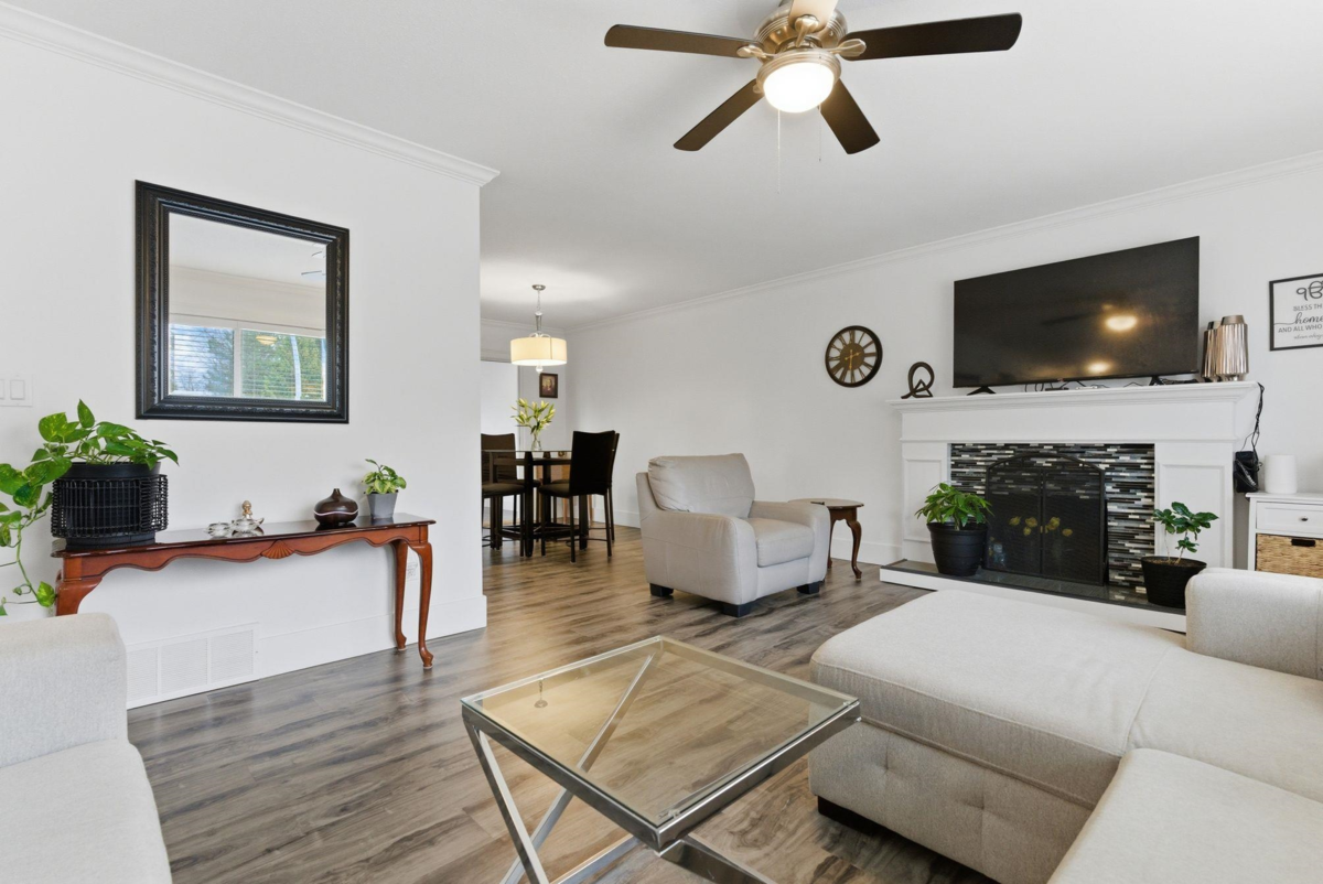 Kitchen Island Photo of 1460 Kaslo Court, Abbotsford, BC