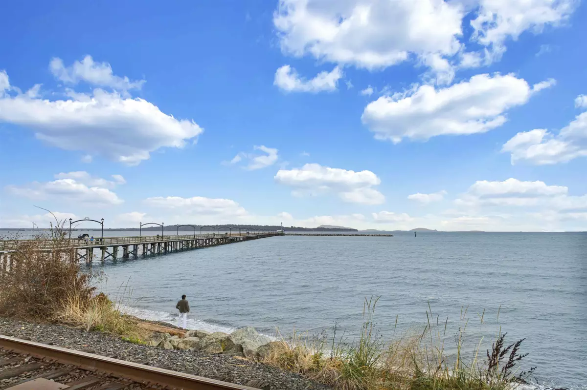 Entry Foyer Photo of 15824 Tulip Drive, Surrey, BC