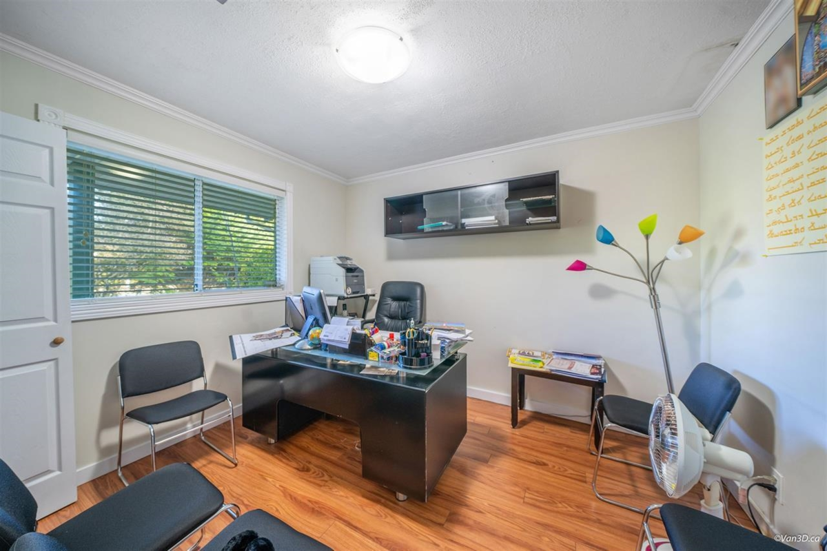 Entry Foyer Photo of 15024 96 Avenue, Surrey, BC