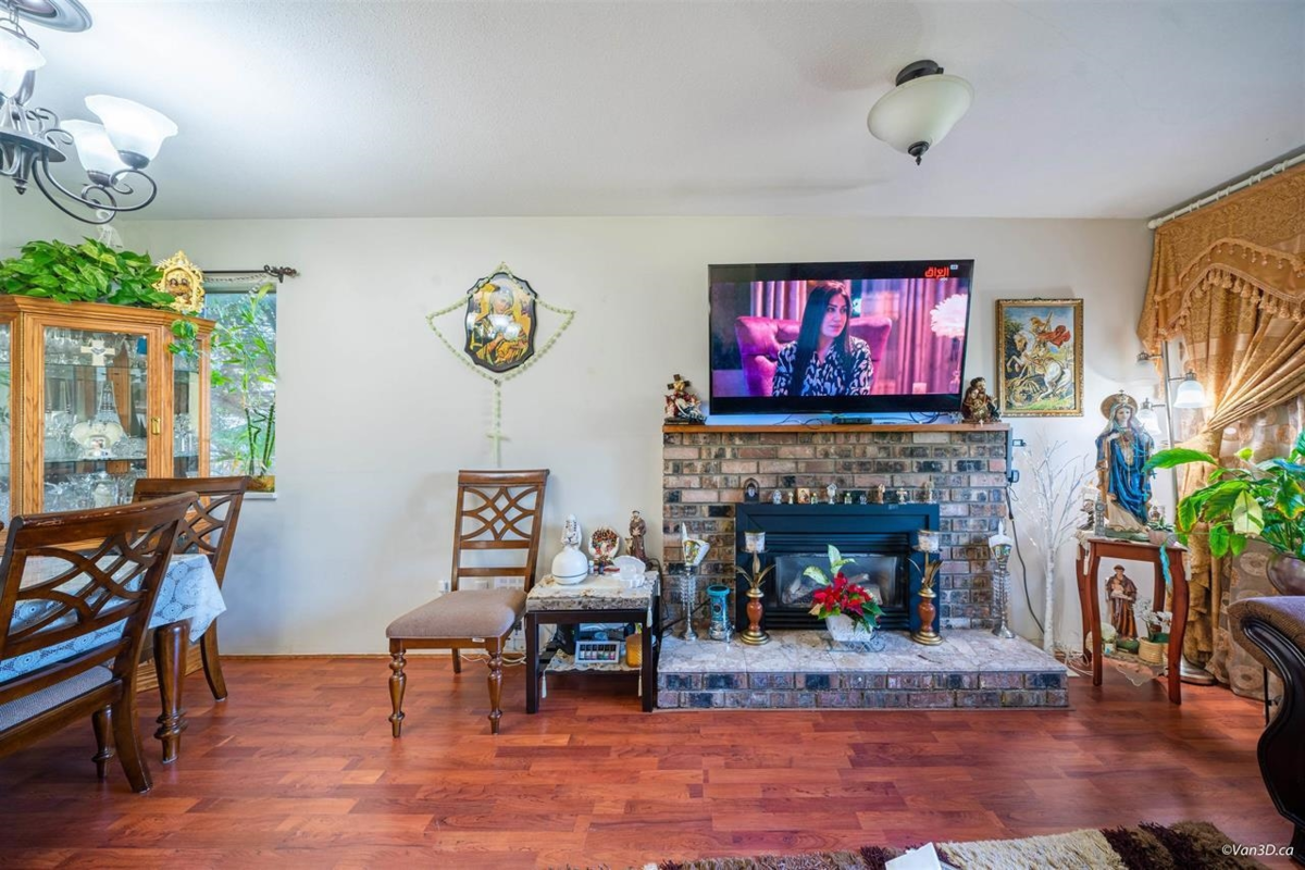 Family Room Photo of 15024 96 Avenue, Surrey, BC