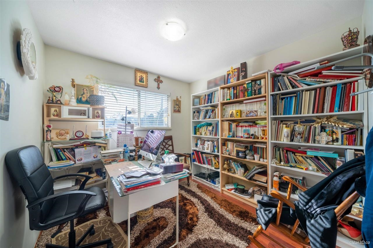 Hallway Photo of 15024 96 Avenue, Surrey, BC